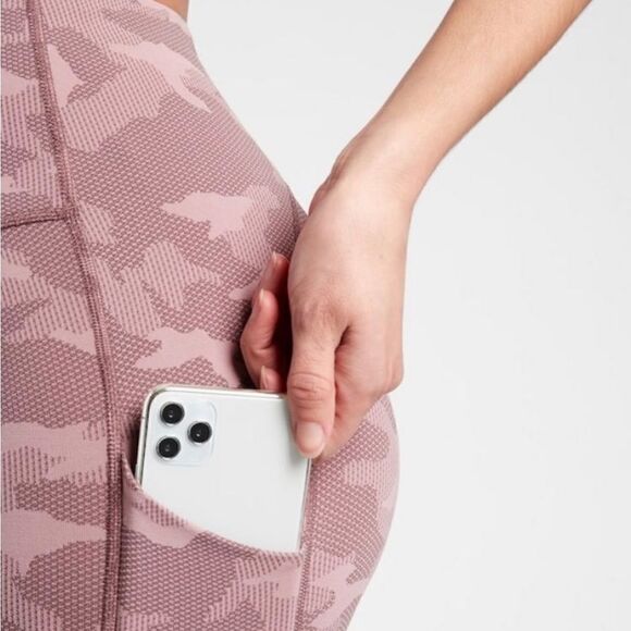 ATHLETA Ultimate Stash Pocket Texture Camo Capri Pink Size Medium - Picture 6 of 13